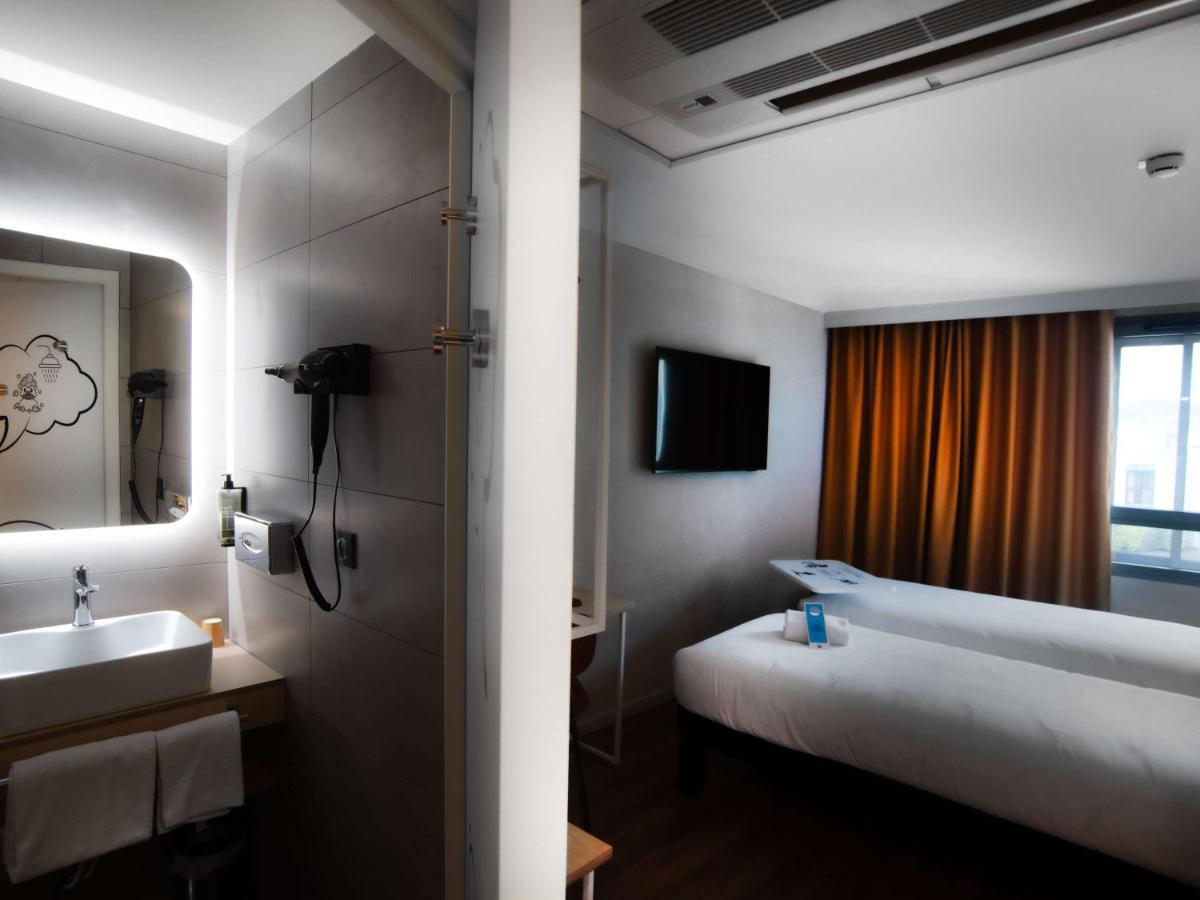 Hotel Ibis Styles Clermont-Ferrand Aeroport Exterior foto